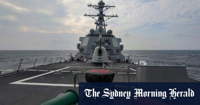 O USS Higgins mostrado em Taiwan na vertical em 2022.