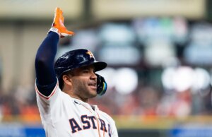 “Nós levamos suas costas” – a esposa de Jose Altuve, Neena, captura o doce momento de seu torcendo pelo pai da estrela de Astros. March Madness Logo