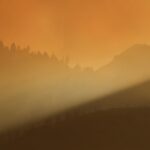 Um bombeiro veste seu equipamento como o Pickett Fire Burns na sexta -feira, 22 de agosto de 2025, em Napa County, Califórnia (AP Photo/Godofredo A. Vásquez)