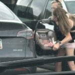 Abby e Brittany foram quebrados carregando um bebê recém -nascido em um assento de carro e colocando o bebê na parte de trás de um Tesla preto em um estacionamento em Arden Hills, Minnesota, na última quinta -feira