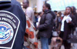 Novos dados mostram que o número de dispositivos pesquisados nas fronteiras dos EUA atingiu uma alta recorde. Novos dados mostram que o número de dispositivos pesquisados nas fronteiras dos EUA atingiu uma alta recorde.