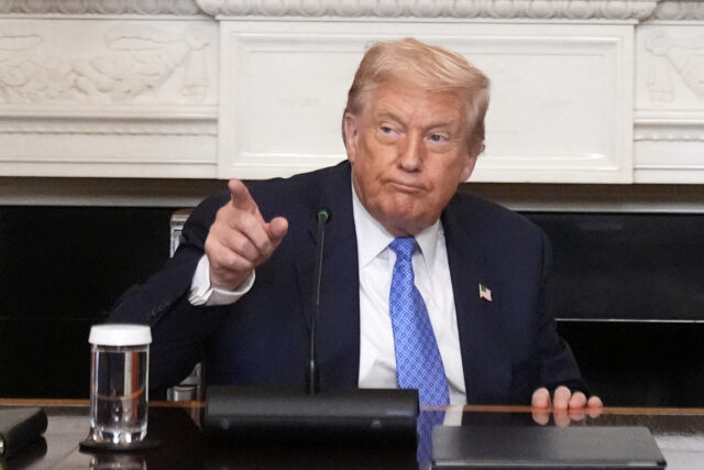 Números de avaliação de aprovação de Donald Trump tornam-se 'prata muito chata'

