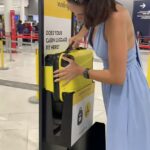 Um passageiro definitivo evita uma multa de £ 180 para bagagem mais dimensionada em seu voo para Londres, martelando sua bagagem em um cheque de chupeta