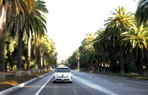 Nuro, uma startup no setor da AV, levantou US $ 203 milhões da Nvidia. Nuro autonomous vehicle on road