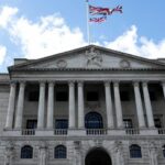 O Banco da Inglaterra deveu diminuir as taxas de juros pela quinta vez em um ano, apesar do medo da economia britânica da garganta: atualizações ao vivo