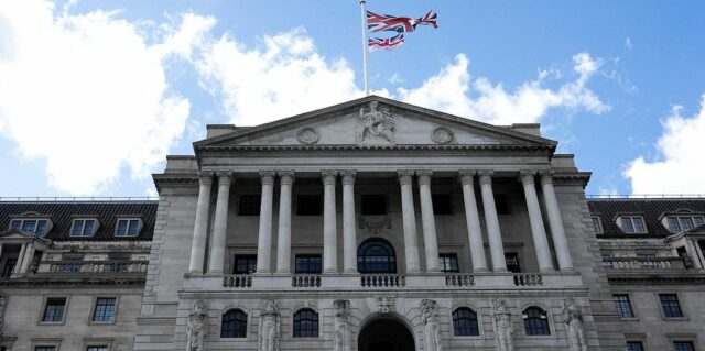 O Banco da Inglaterra deveu diminuir as taxas de juros pela quinta vez em um ano, apesar do medo da economia britânica da garganta: atualizações ao vivo

