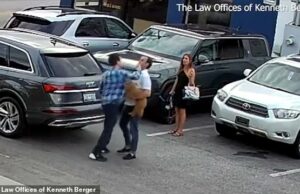 O CEO da Biotech explode Uber depois que um imigrante ilegal o ataca e seu cachorro de estimação O CEO da TC Biopharm entrou com uma ação na segunda -feira, acusando o Uber de negligência grave depois que um de seus motoristas - um cidadão russo nos EUA ilegalmente - bateu na cabeça e deu um soco do lado de fora de um restaurante do centro de Charleston em abril (foto)