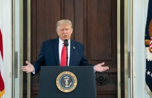 O CEO da Intel responde à renúncia de Trump com a carta aos funcionários A estratégia de Trump de Tim Cook é simples, mas outro CEO pode ter dificuldade em copiá -la | Trump no pódio da Casa Branca