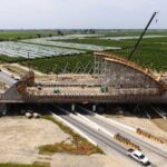 Um mapa destacando o segmento operacional inicial de 171 milhas do projeto ferroviário de alta velocidade da Califórnia e uma possível variação em seu plano de construção que economizaria dinheiro.