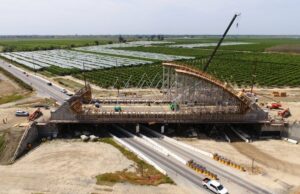 O Central Valley só não ganha dinheiro. A construção de uma linha para Gilroy seria lucrativa. Um mapa destacando o segmento operacional inicial de 171 milhas do projeto ferroviário de alta velocidade da Califórnia e uma possível variação em seu plano de construção que economizaria dinheiro.