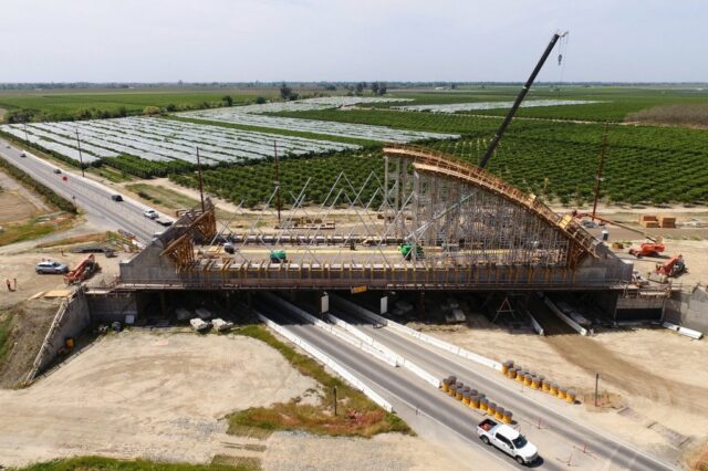 Um mapa destacando o segmento operacional inicial de 171 milhas do projeto ferroviário de alta velocidade da Califórnia e uma possível variação em seu plano de construção que economizaria dinheiro.