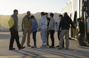 O DHS responde à reação sobre instalações de gelo no acampamento de internação O DHS responde à reação sobre instalações de gelo no acampamento de internação