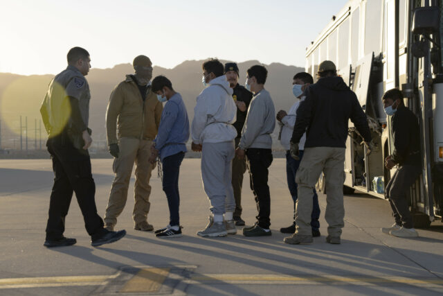 O DHS responde à reação sobre instalações de gelo no acampamento de internação



