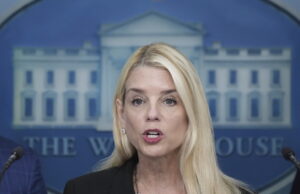 O DOJ sob Pam Bondi está agora em destaque depois que um ex -oficial do MAGA foi demitido O DOJ sob Pam Bondi está agora em destaque depois que um ex -oficial do MAGA foi demitido