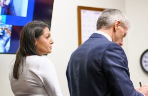 O Daily Mail Reports sobre novas evidências condenatórias contra o professor que engravidou de um garoto de 13 anos. Laura Caron apareceu em uma audiência processual em Cape May, Nova Jersey, na quarta-feira sob acusações de agredir sexualmente um estudante de 13 anos cujo bebê ela teria dado à luz