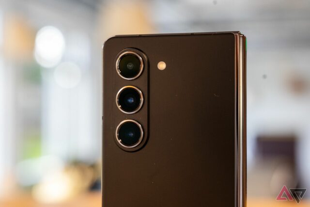 Dois Samsung Galaxy Z dobram 5 telefones verticalmente da parte traseira e um no modo flexível à direita.