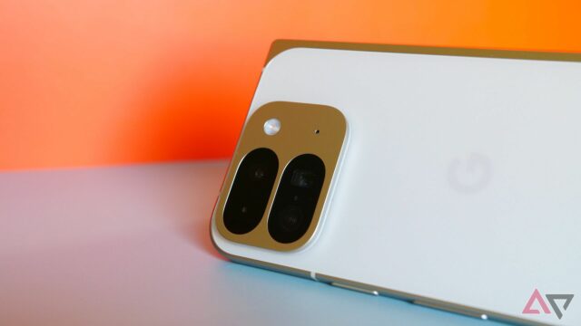 Foto do painel traseiro do Pixel 9 Pro dobra com 