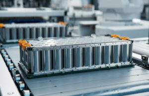 O Grupo14 recebe US $ 463 milhões em financiamento da SK Porsche e de outras empresas para produzir ânodos de silício. A battery pack rolls off a production line.