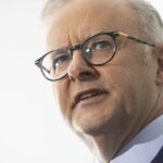 O primeiro -ministro da Austrália, Anthony Albanese, fala com a mídia