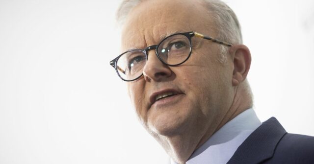 O primeiro -ministro da Austrália, Anthony Albanese, fala com a mídia