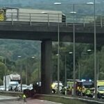O M20 entre Swanley e Addington, Kent, foi fechado com o fechamento que deve durar pelo menos quatro horas depois que um trator caiu de uma ponte na estrada