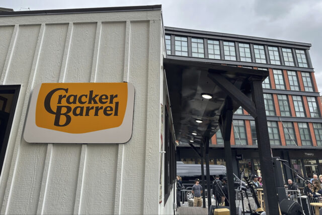 O MAGA vence sua batalha em ... um novo design de logotipo de uma cadeia de establishment? 

