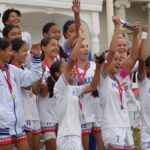 As meninas do Makati FC comemoram após a cerimônia de premiação. - foto contribuída