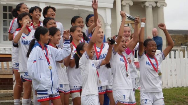 As meninas do Makati FC comemoram após a cerimônia de premiação. - foto contribuída