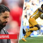 Carlos Baleba corre com a bola depois de marcar Brighton contra o Chelsea