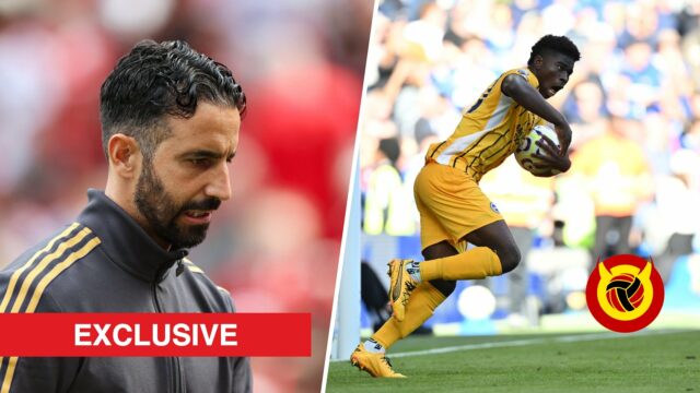 Carlos Baleba corre com a bola depois de marcar Brighton contra o Chelsea