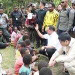 O Ministro dos Assuntos Interior e o Ministro do PKP estabelece um diálogo com as Montanhas Papua e participam do evento de queima de Batu