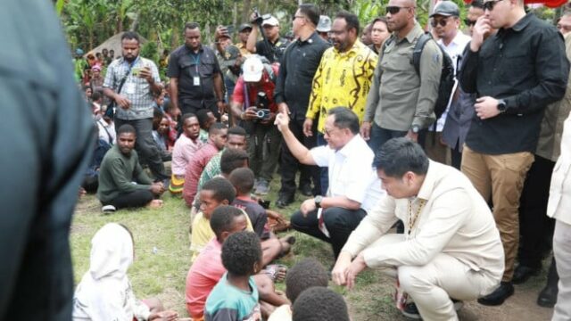 O Ministro dos Assuntos Interior e o Ministro do PKP estabelece um diálogo com as Montanhas Papua e participam do evento de queima de Batu

