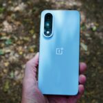 Fechar -up da parte de trás do OnePlus 13 em uma rocha
