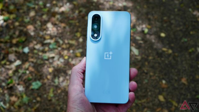 Fechar -up da parte de trás do OnePlus 13 em uma rocha