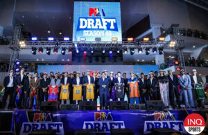 O PBA quer que o UAAP nomeie jogadores para o Draft de Rookie Recriantes novatos do PBA com o comissário do PBA Willie Marcial postada no palco na foto do grupo