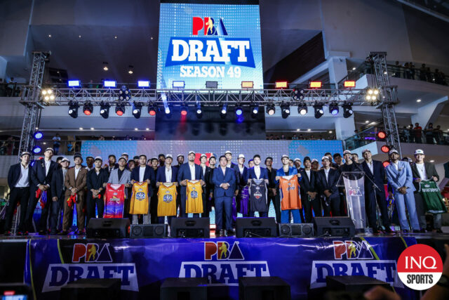 Recriantes novatos do PBA com o comissário do PBA Willie Marcial postada no palco na foto do grupo