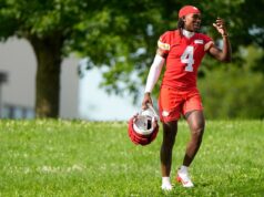 O Rashee Rice do Chiefs ocorreu com suspensão de seis jogos para apreensão de acidentes de automóvel Kansas City Chiefs Rashee Rashee Rice no campo de treinamento.