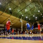 Nigel Burris (9) da equipe dos sonhos no terceiro trimestre durante o torneio de basquete pro-Am de São Francisco no Kezar Pavilion em San Francisco, Califórnia, na segunda-feira, 4 de agosto, no terceiro trimestre contra o Bay Pride.
