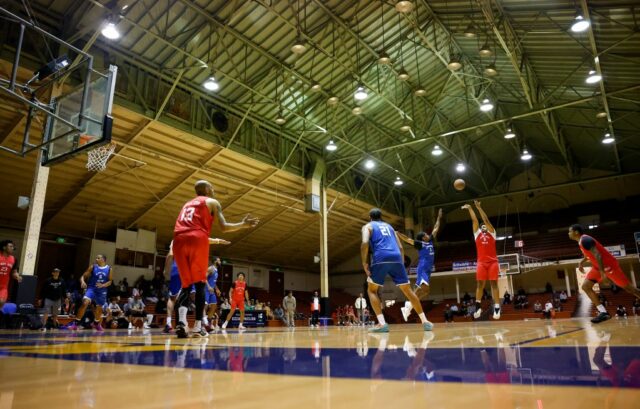 Nigel Burris (9) da equipe dos sonhos no terceiro trimestre durante o torneio de basquete pro-Am de São Francisco no Kezar Pavilion em San Francisco, Califórnia, na segunda-feira, 4 de agosto, no terceiro trimestre contra o Bay Pride.