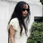 O Saint Laurent Bag de Zoe Kravitz, no valor de US $ 2.500, acompanha tudo - e essa versão de US $ 24 também