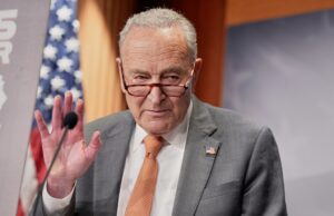 O Senado dá uma saída quando Trump diz Schumer que ele deveria ir para o inferno “ O Senado dá uma saída quando Trump diz Schumer que ele deveria ir para o inferno "