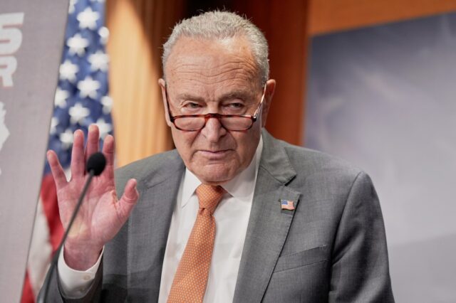 O Senado dá uma saída quando Trump diz Schumer que ele deveria ir para o inferno "

