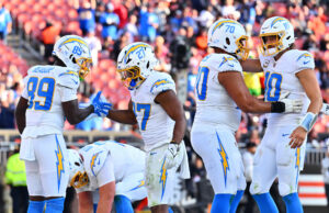 O Slater do cartão de campo de carga de Rashaw com lesão potencialmente grave O Slater do cartão de campo de carga de Rashaw com lesão potencialmente grave