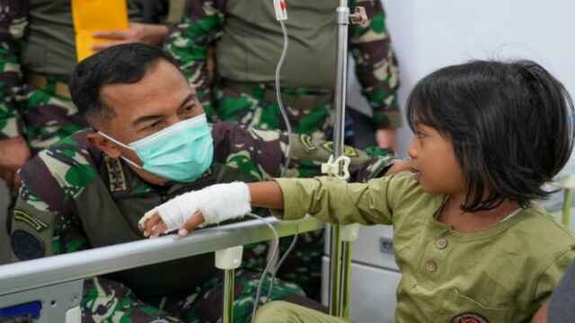 O TNI trouxe um helicóptero dentro de Papu

