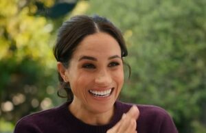 O Worthrobe Worthrobe de Meghan Markle revelou: ela combina vestidos de grife e jóias luxuosas, incluindo um PS56K Pinky Rings. Meghan Markle tornou -se sinônimo de moda de luxo, muitas vezes saindo em looks de designers icônicos. E na segunda temporada de sua série Netflix, lançada hoje, a duquesa mais uma vez entregue