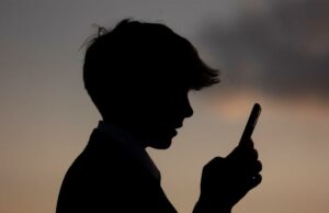 O YouTube começará com a IA para adivinhar a idade dela. Se estiver errado, você tem que provar isso O YouTube começará com a IA para adivinhar a idade dela. Se estiver errado, você tem que provar isso