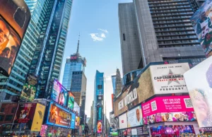 O adolescente abriu fogo na Times Square. Eles foram feridos O adolescente abriu fogo na Times Square. Eles foram feridos