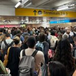 Um mar de passageiros aguardam os terminais do aeroporto de Heathrow, dois e três que foram fechados hoje por causa de um