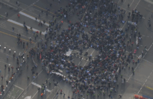 O aluno atrasado contra a guerra em Gaza causa o caos do viajante em Melbourne CBD O aluno atrasado contra a guerra em Gaza causa o caos do viajante em Melbourne CBD