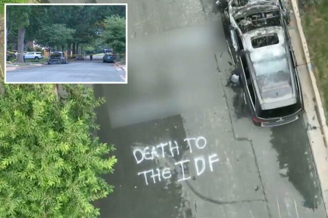 Vista de graffiti anti -semita e carros danificados pelo fogo.